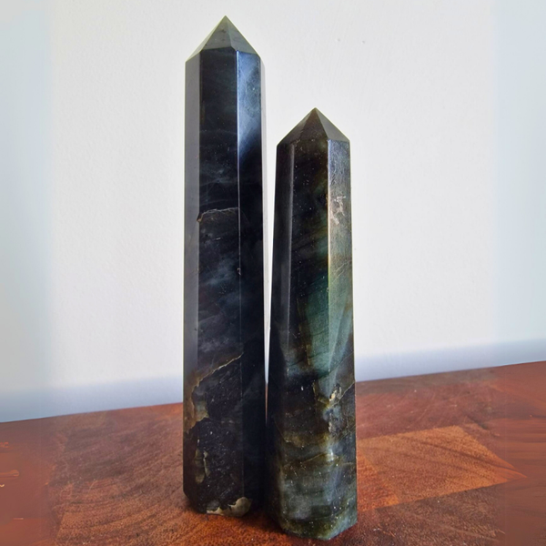 Labradoriet Obelisk – Krachtige Bescherming en Intuïtieve Verbinding