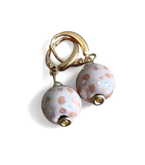 KAZURI | Oorbel hanger fudge white