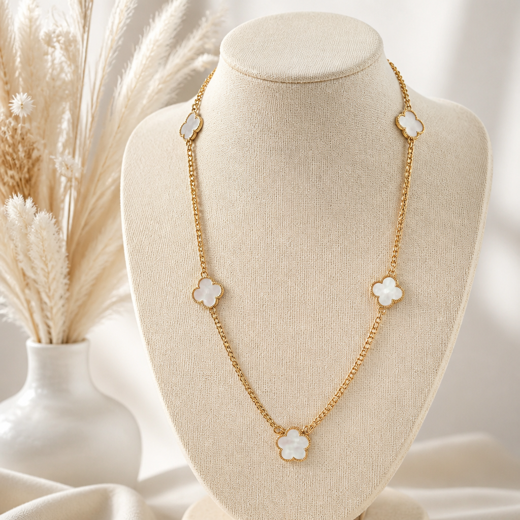 Collier white flowers