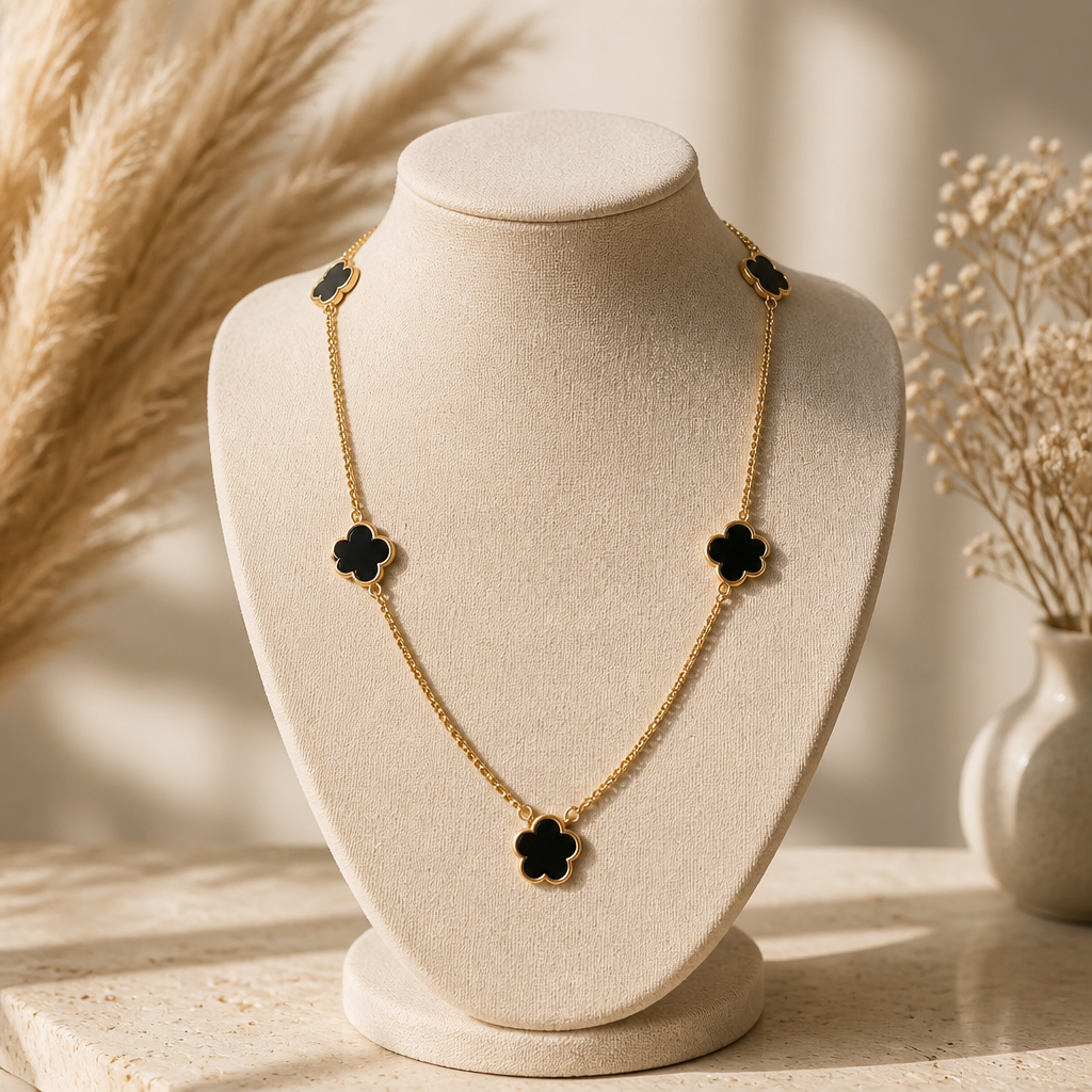Collier black flowers