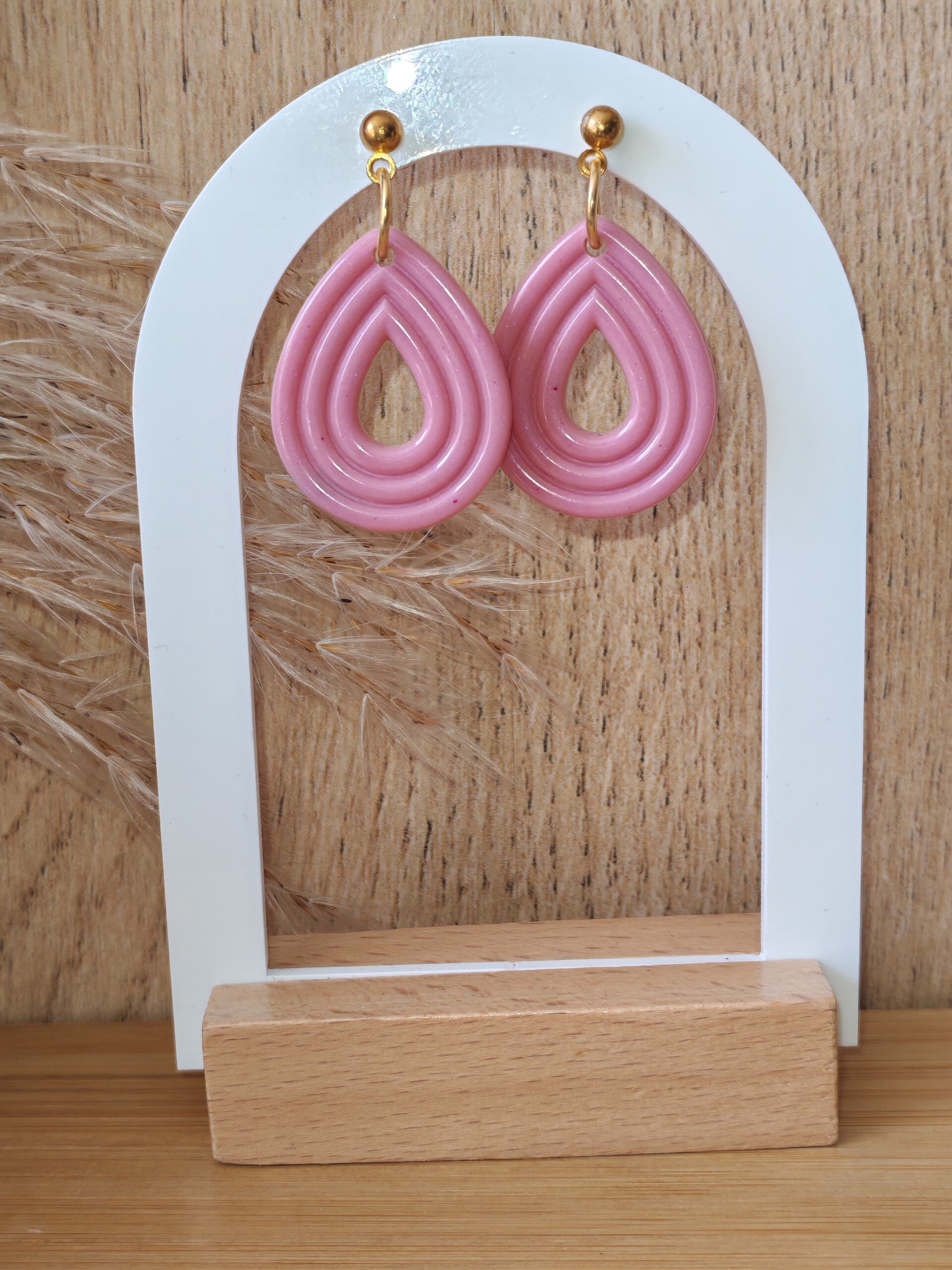 Les boucles d'oreilles Hosta Rosé poudré
