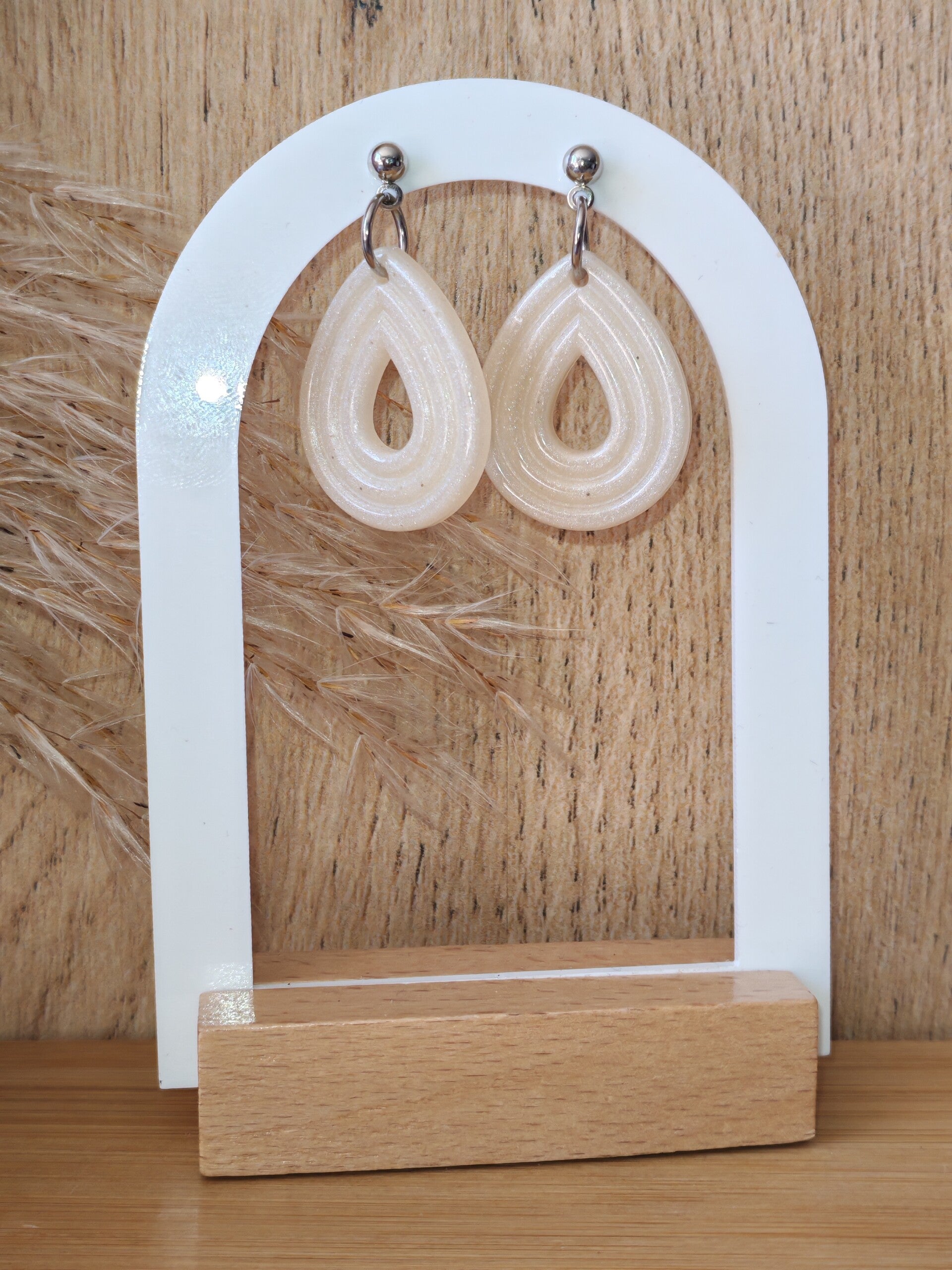 Les boucles d'oreilles Hosta blanche nacré
