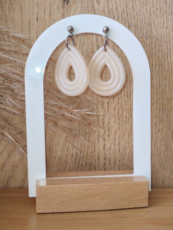 Les boucles d'oreilles Hosta blanche nacré