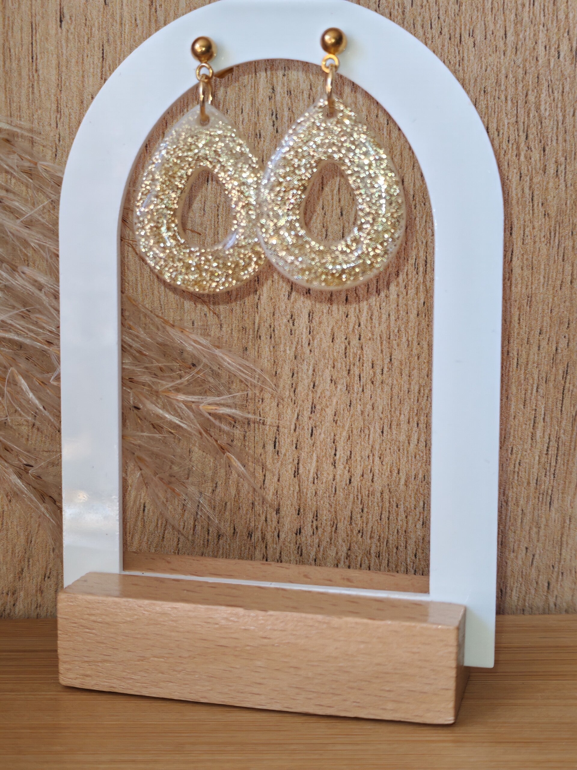 Les boucles d'oreilles Hosta Lisse blanche doré