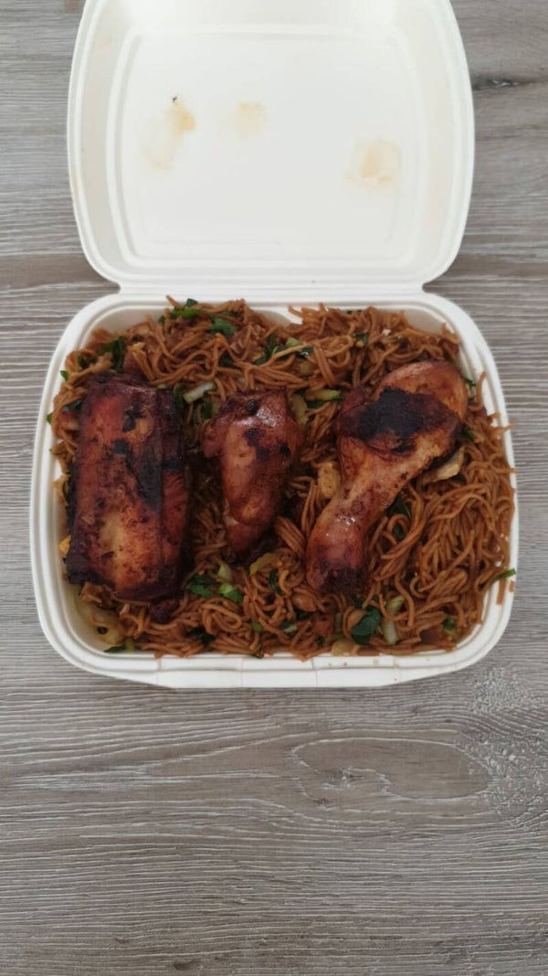 Chow mein met stukjes varkensvlees en groenten.