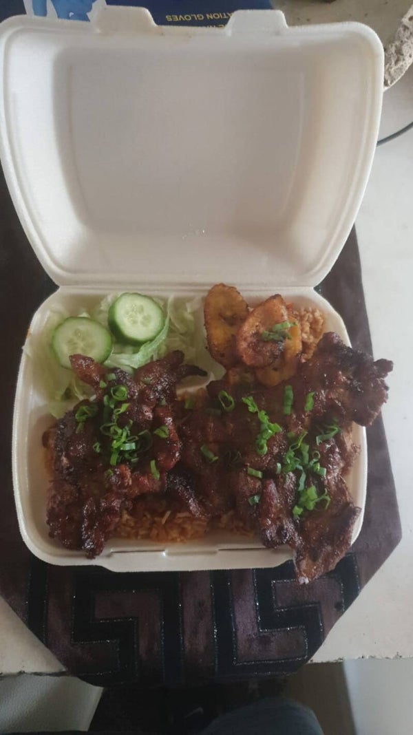 Gegrilde Karbonade met moro of witte rijst.  Met Frisdrank