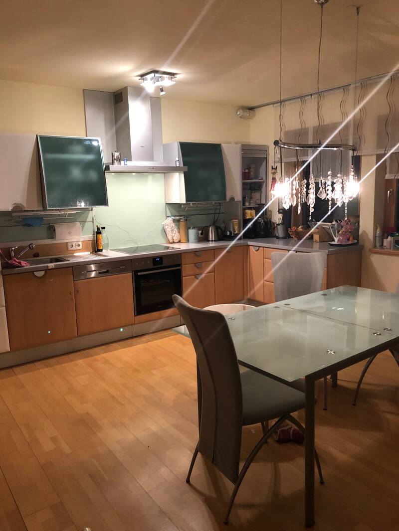 Einbauküche mit Essplatz