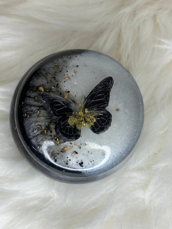 Lief doosje rond met vlinder in zwart/wit/goud