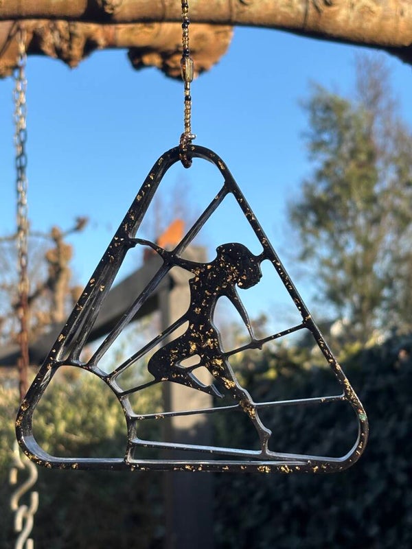 Hanger Naturisme symbool in zwart/goud/transparant met kralenketting