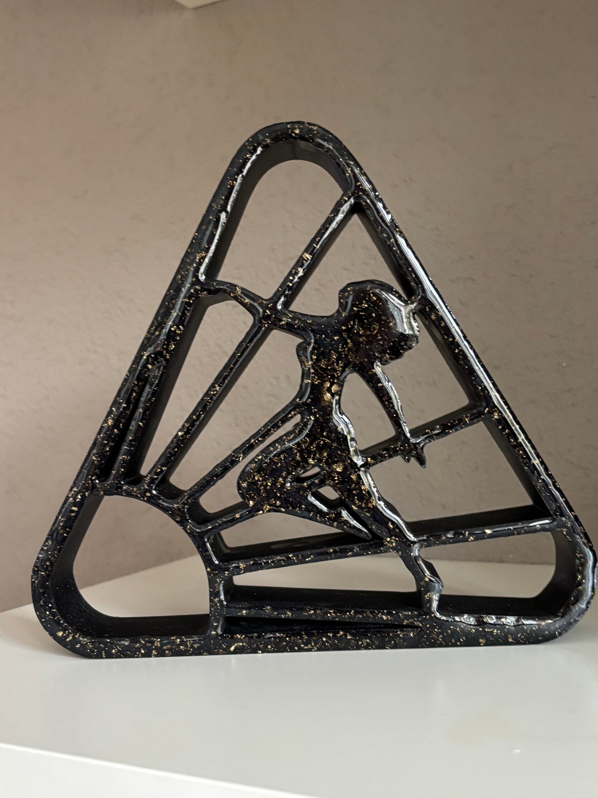 Beeldje Naturisme symbool in zwart/goud