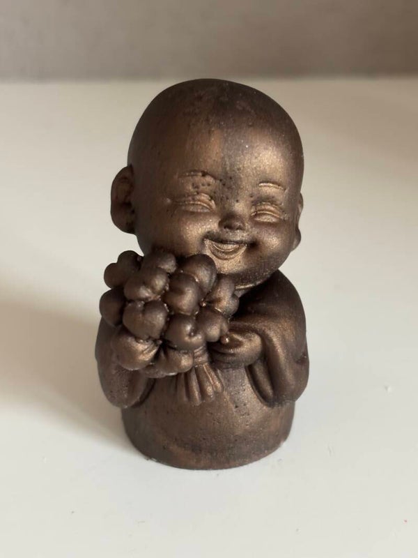 Kleine decoratieve boeddha met klavertje vier
