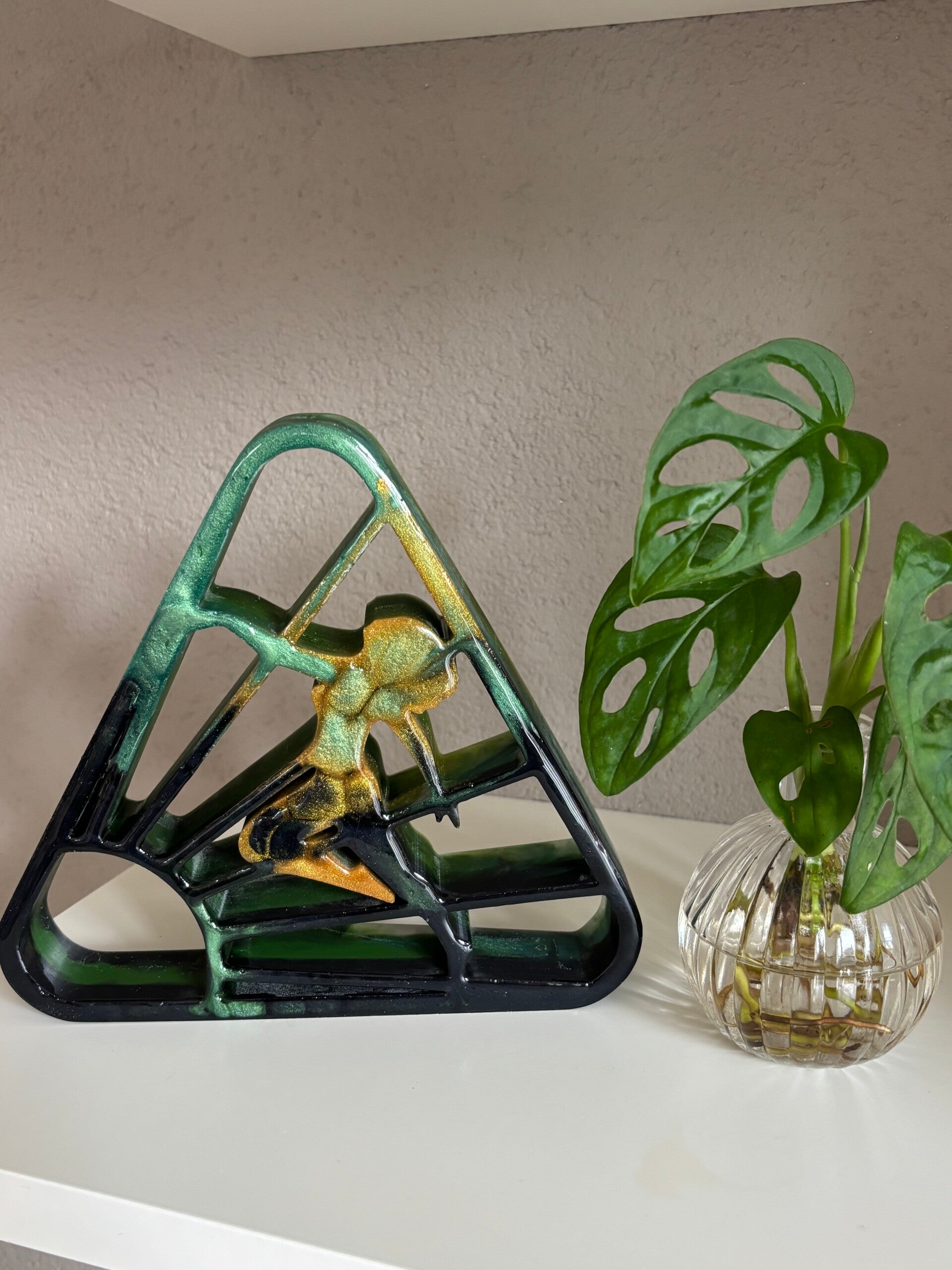 Beeldje Naturisme symbool in groen/zwart/goud