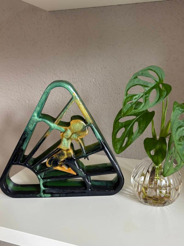Beeldje Naturisme symbool in groen/zwart/goud