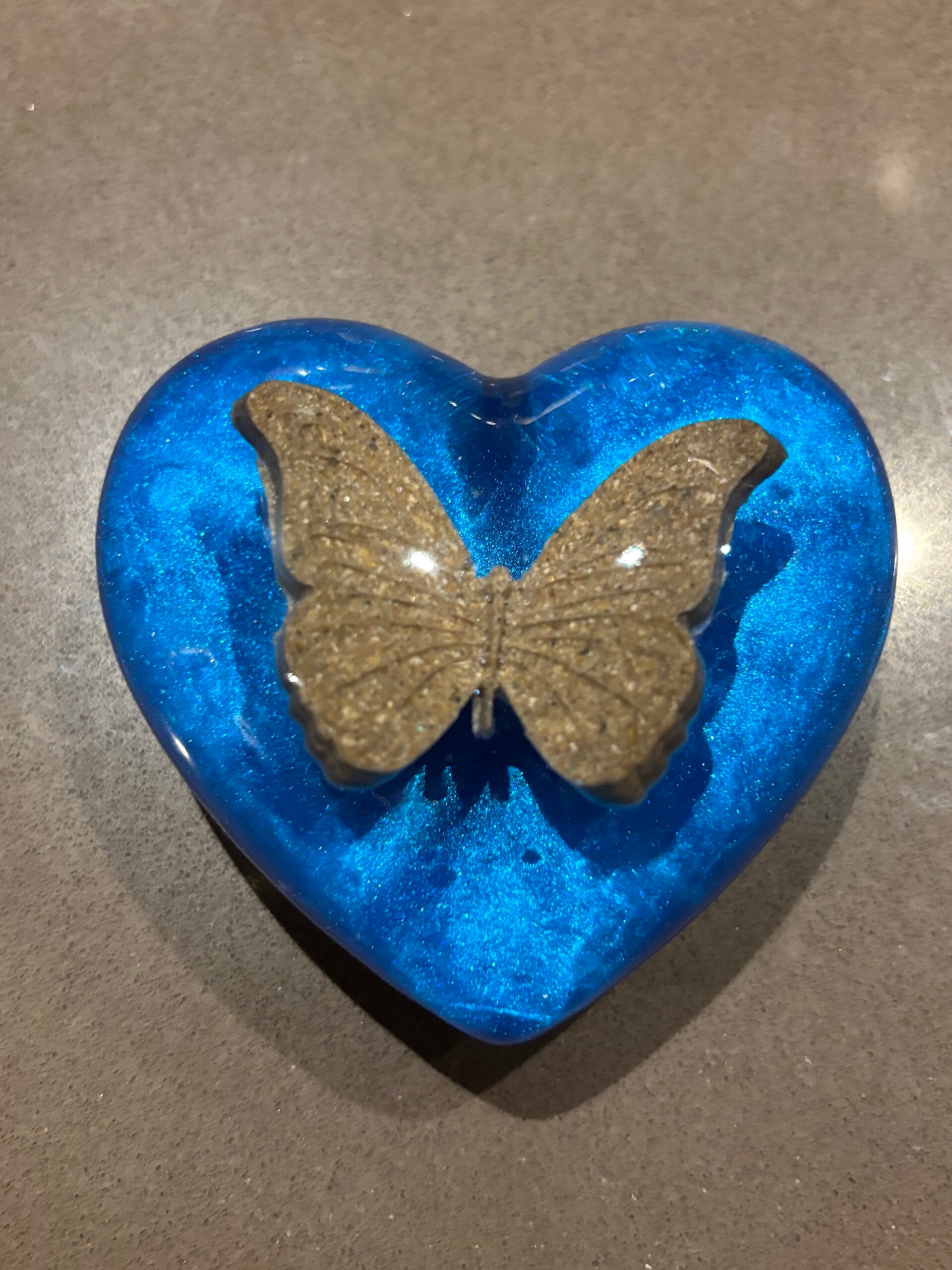 Maatwerk ashart in transparant/blauw met ingegoten asvlinder