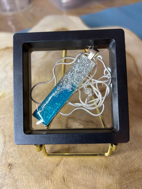 Prachtige hanger met epoxy in turquoise/zilver