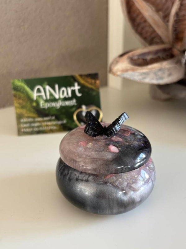 Lief doosje rond met vlinder in zwart/roze met sparkle