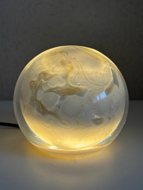 Unieke epoxylamp bol M met ingegoten bol amber bloem agaat