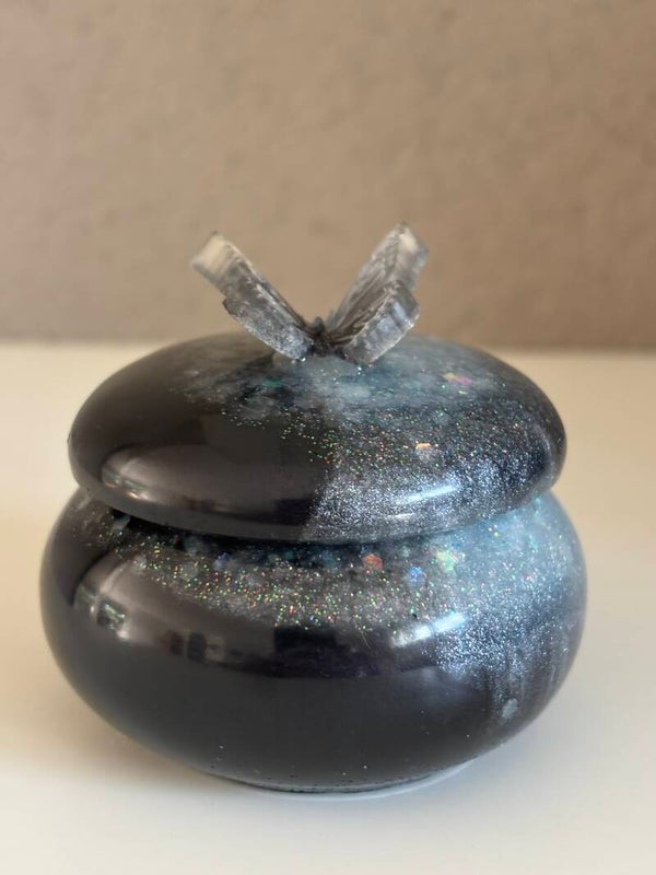 Lief doosje rond met vlinder in zwart/wit met sparkle