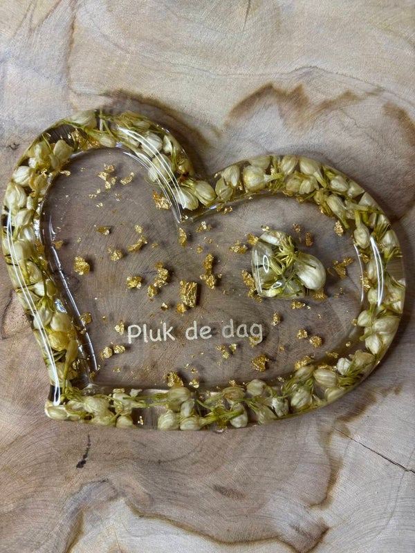 Schaaltje “Liefde” in transparant met gedroogde jasmijn, in hartvorm