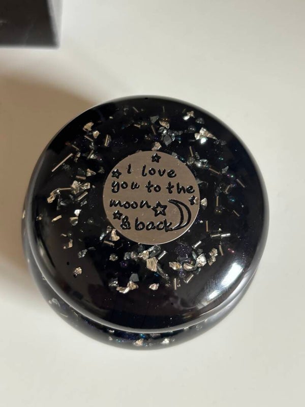 Lief doosje rond met tekst penning in zwart/zilver