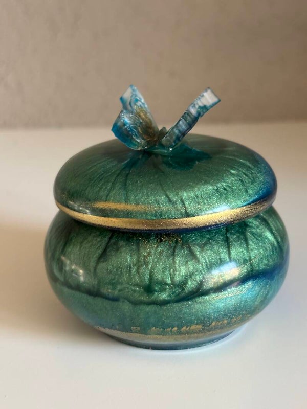 Lief doosje rond met vlinder in groen/blauw/goud
