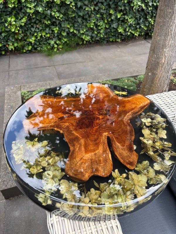 Bijzettafel epoxy zwart/hout/hortensia’s