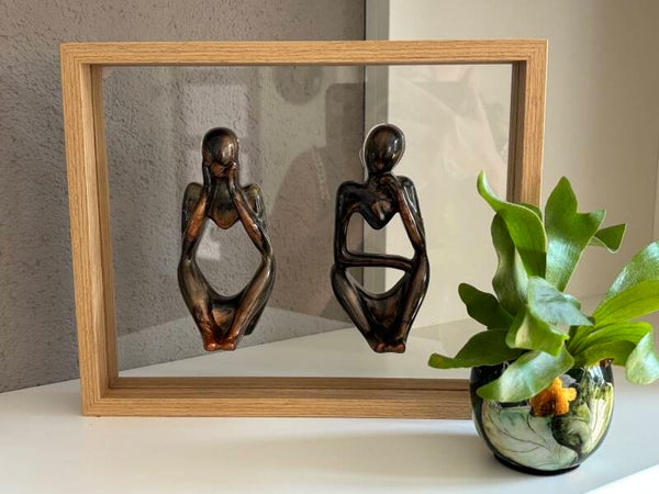 Beeldjes “denkers” in fotolijst