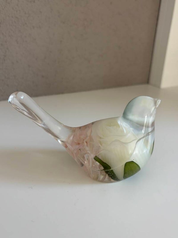 Decoratieve vogel in transparant met ingegoten kunstbloemen in wit