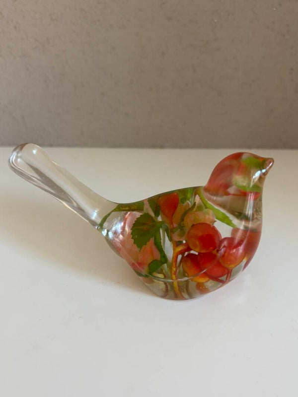 Decoratieve vogel in transparant met ingegoten kunstbloemen in oranje/rood