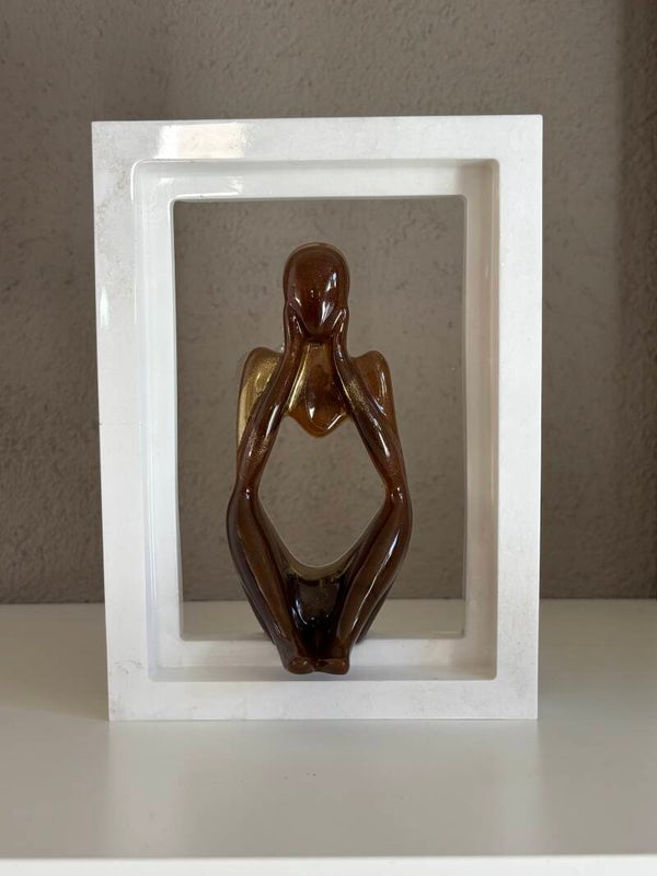 Beeldje “denker” in fotolijst