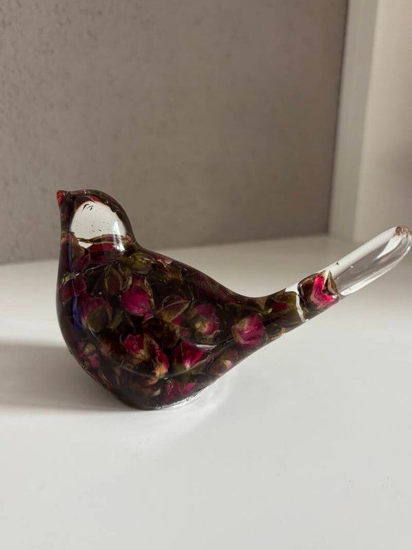 Decoratieve vogel in transparant met ingegoten gedroogde rozenknopjes