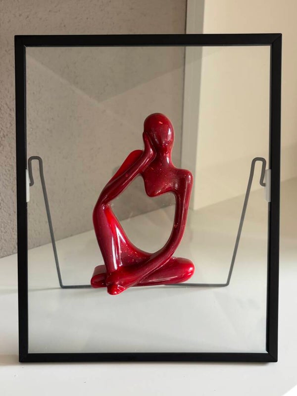 Beeldje “denker” in zwarte fotolijst