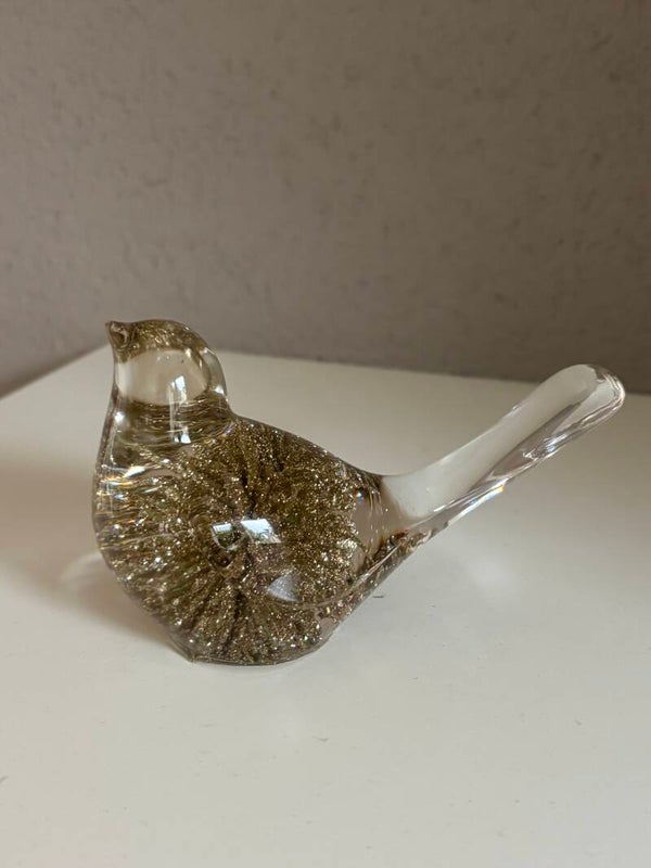 Decoratieve vogel in transparant met ingegoten kerstitem in goudkleur met glitters