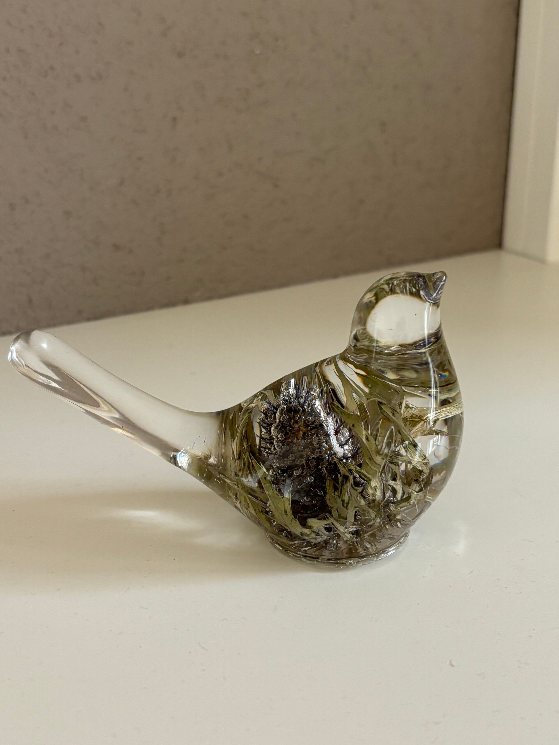 Decoratieve vogel in transparant met ingegoten distel