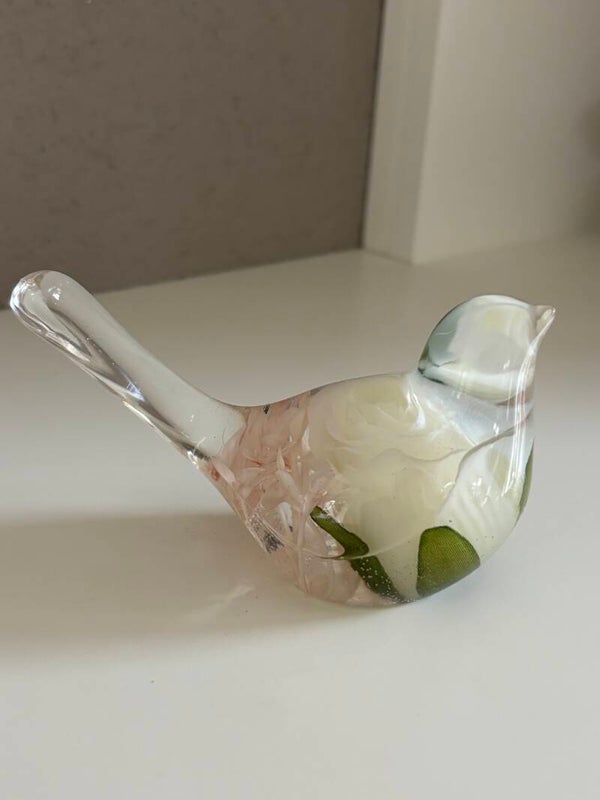 Decoratieve vogel in transparant met ingegoten kunstbloemen in wit