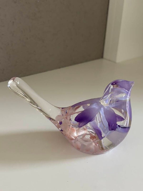 Decoratieve vogel in transparant met ingegoten kunstbloemen in lila/paars