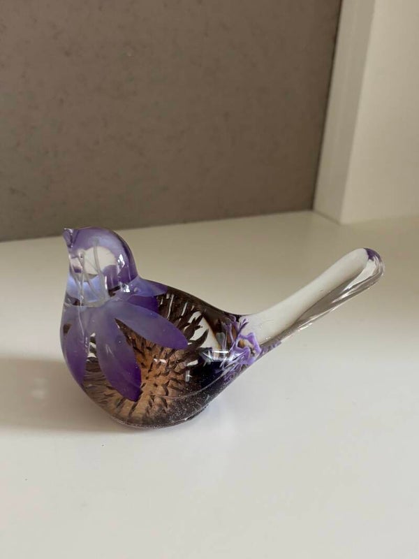 Decoratieve vogel in transparant met ingegoten kunstbloemen in lila/paars