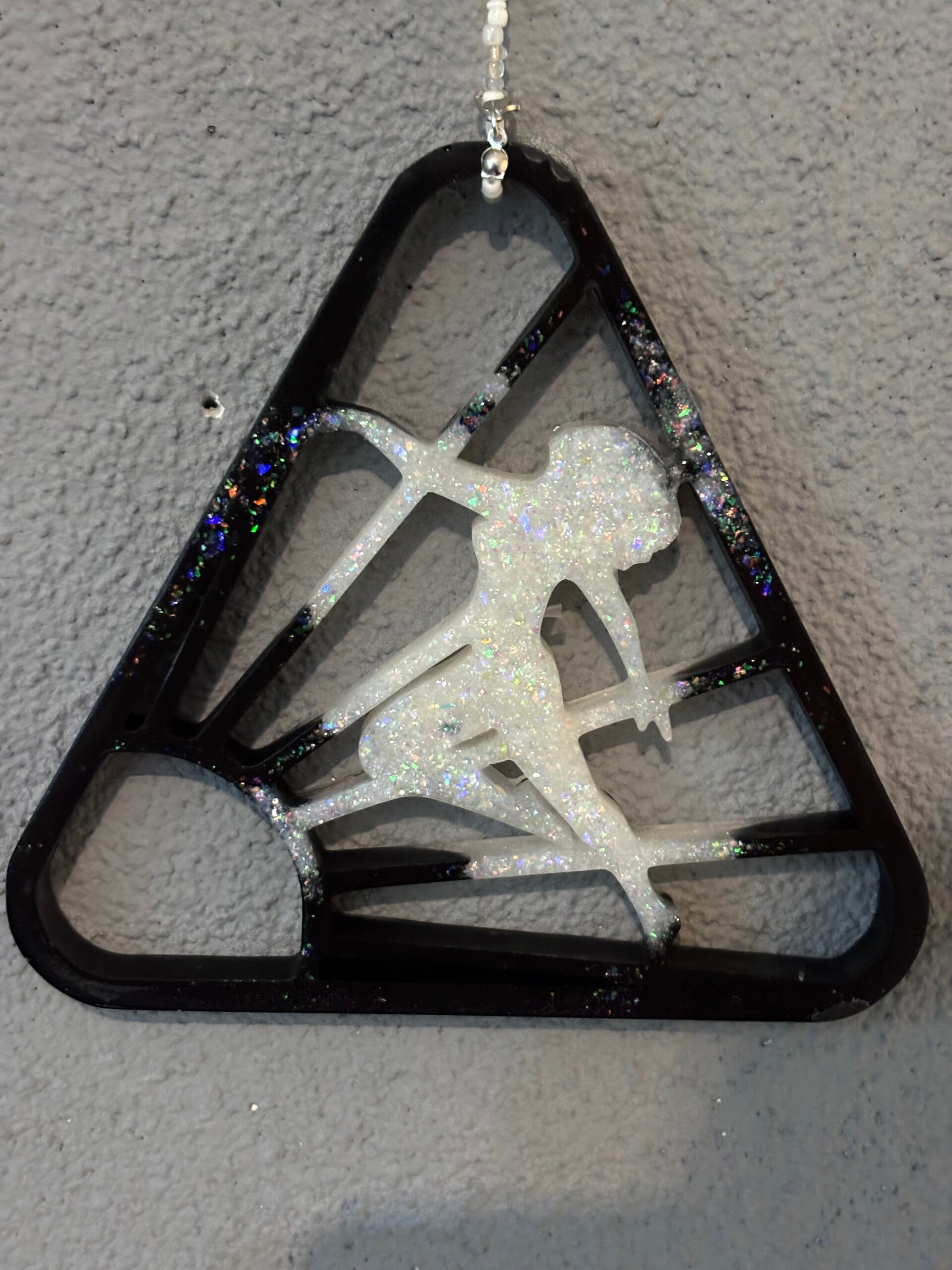 Hanger Naturisme logo in zwart/wit met sparkle, incl. kralenketting