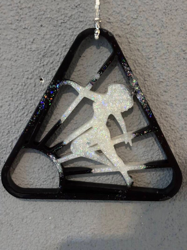 Hanger Naturisme logo in zwart/wit met sparkle, incl. kralenketting