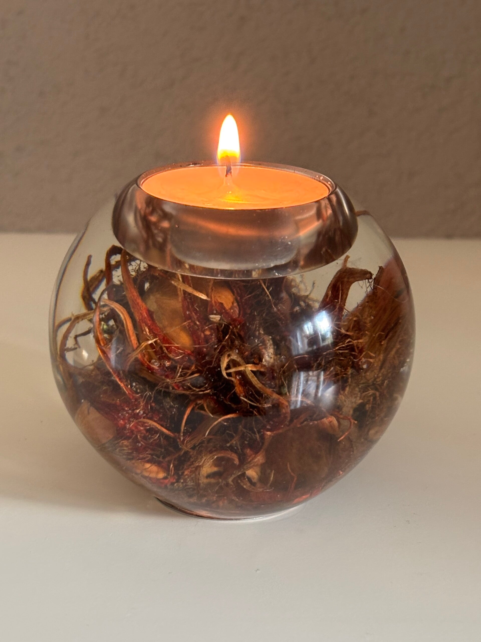 Epoxy bol kaarshouder met gedroogde hazelnoot