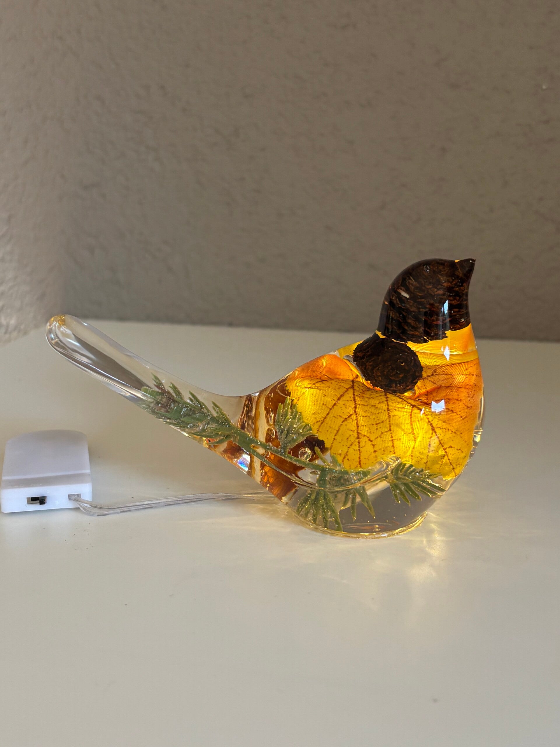 Decoratieve vogel in transparant met ingegoten herfst/kerst items en verlichting op batterijen
