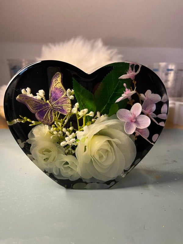 Gedenkhart staand met ingegoten bloemen en vlinder
