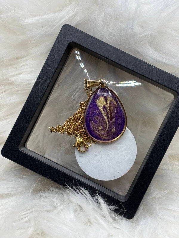 Prachtige ovale hanger met epoxy in roze/lila/goud