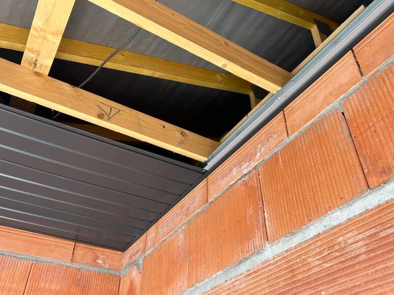 Pose de Lambris aluminium sous toiture avec gouttière aluminium gris anthracite à Bègles en Gironde par Gouttières Alu33
