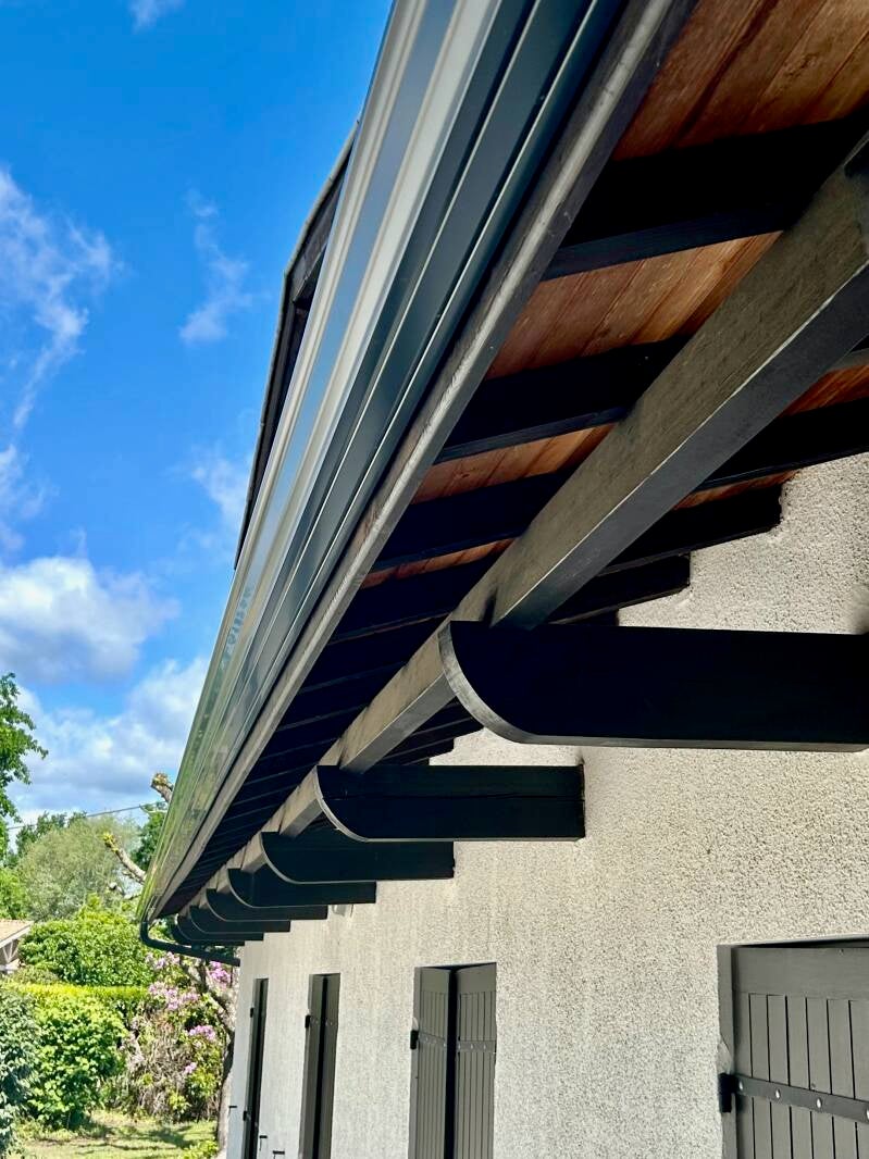 Finition et contrôle des gouttières aluminium sur la maison à Léognan par Gouttières Alu33