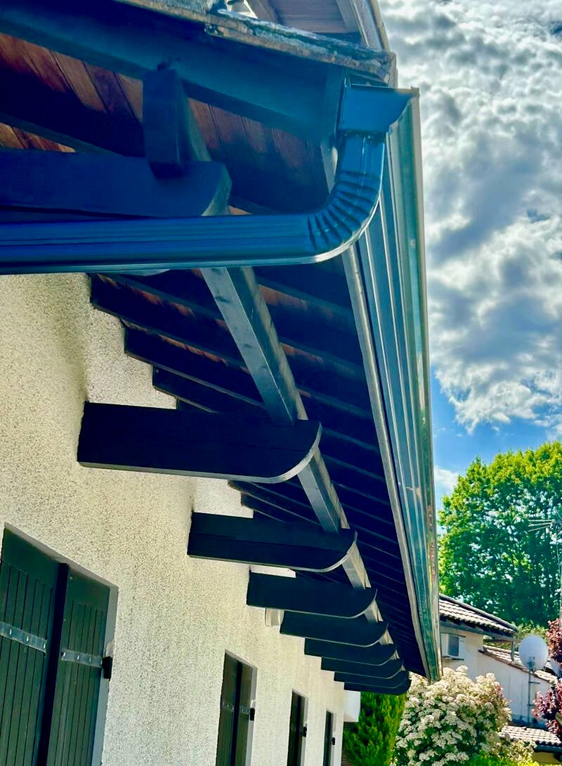 Vue latérale du chantier de gouttières en aluminium à Léognan par Gouttières Alu33