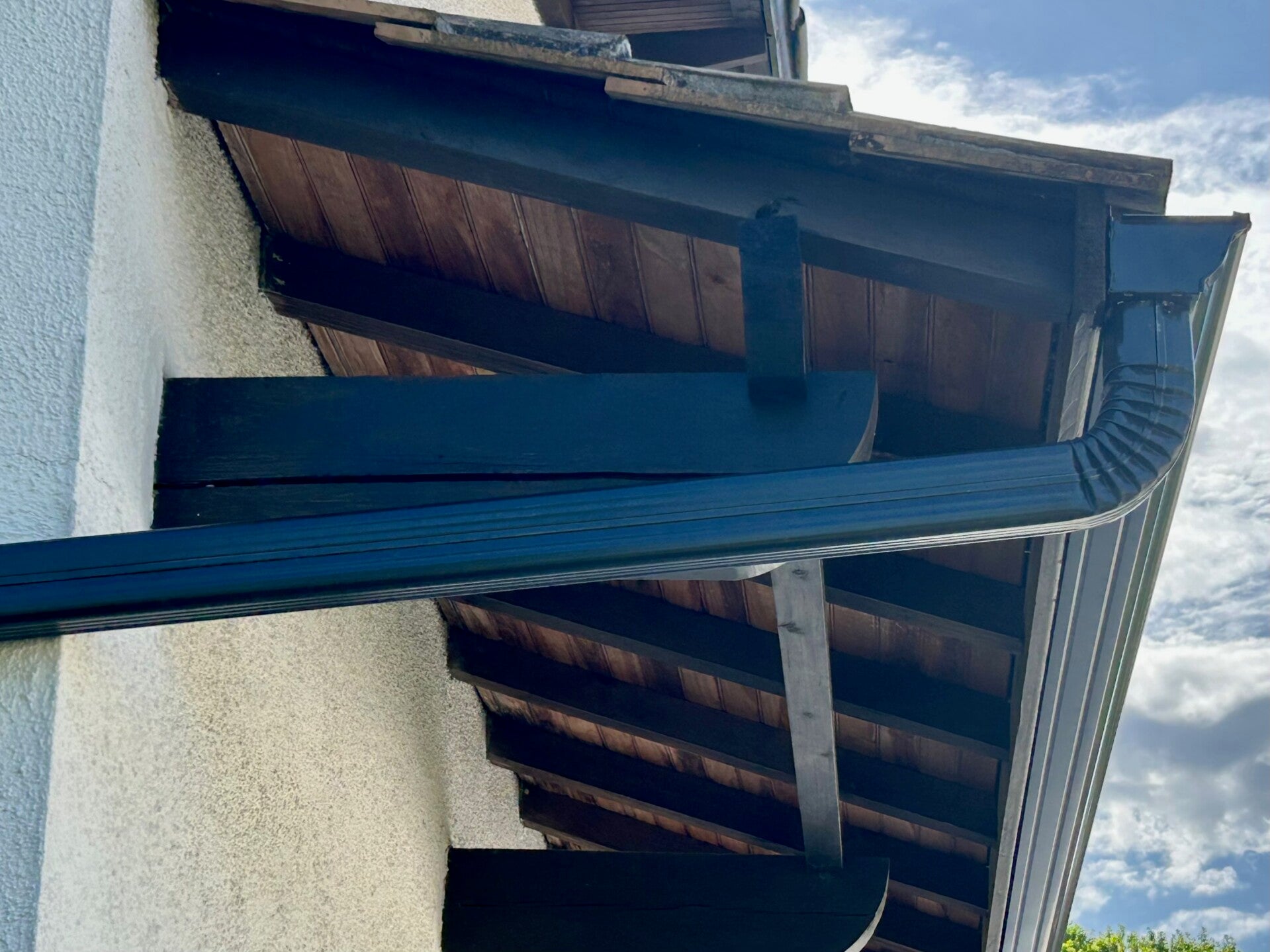 Détail des gouttières aluminium installées sur la toiture à Léognan par Gouttières Alu33