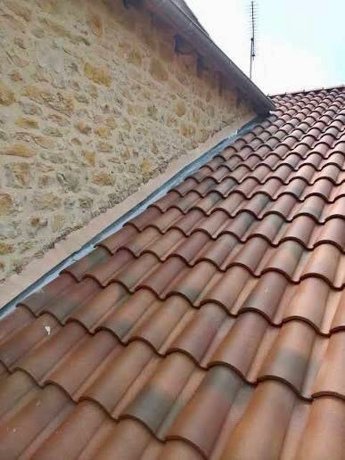 Toiture en tuiles vue de près sur un chantier de rénovation et remaniement de toiture en Gironde par Gouttières Alu33