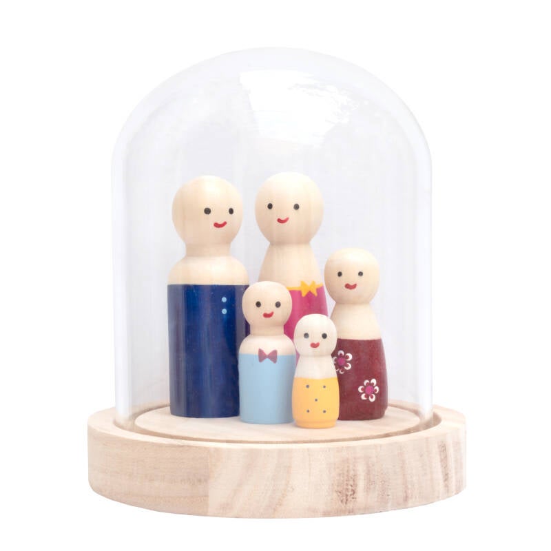 houten poppetjes gezin in een stolp