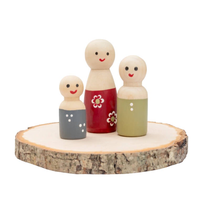 Decoratieplankje met een houten poppetjes gezin - peg dolls